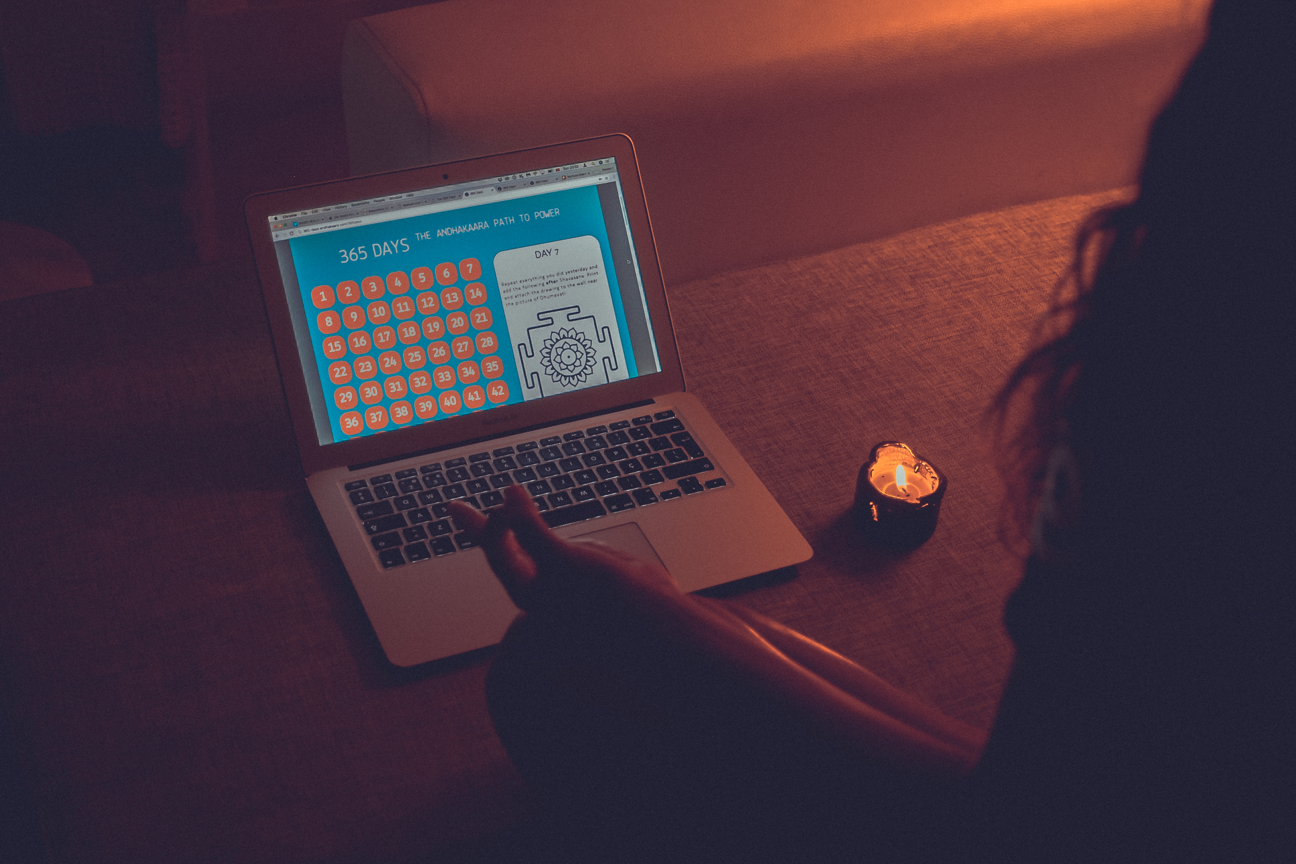 Ежедневная Практика Тантрической Садханы - 365 Дней Курс Андхакаара на Ноутбуке при Свечах